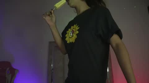 littlee_emma_ online show from May 24, 12:40 am