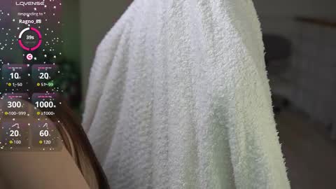 Snapshot of lizzi_fox chatting on October 7, 7:04 am Lizi-Fox online show from October 7, 7:04 am