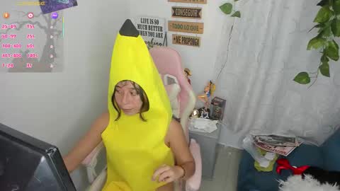 Snapshot of lizzy_kawuaii chatting on October 27, 1:27 am lizzy online show from October 27, 1:27 am
