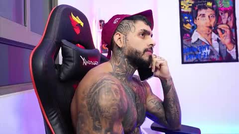 logan_hugh8 online show from October 25, 3:40 am