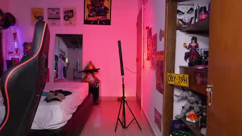 logan_hugh8 online show from April 3, 9:05 am