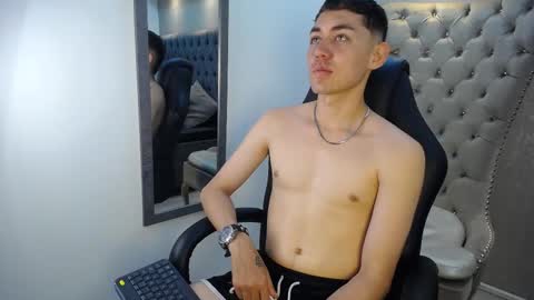 Loganfoster  online show from December 19, 9:10 pm