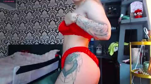 Queen LoraSinClare online show from April 24, 7:10 am