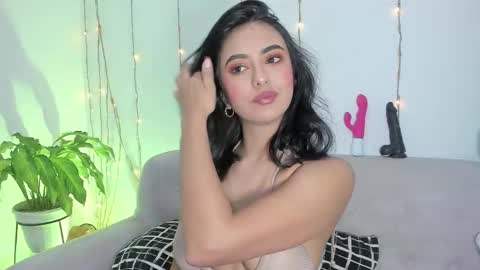 L O R E N online show from February 18, 1:05 am