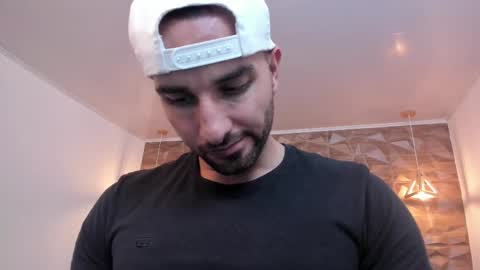 Snapshot of lorenzo_walker_ chatting on February 26, 5:21 pm L O R E N Z O Thumbs Up help online show from February 26, 5:21 pm