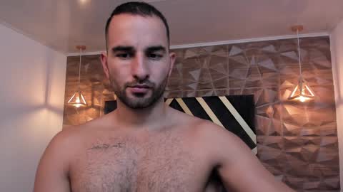 Snapshot of lorenzo_walker_ chatting on February 25, 5:40 pm L O R E N Z O Thumbs Up help online show from February 25, 5:40 pm