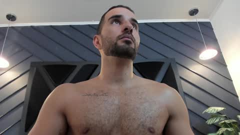 Snapshot of lorenzo_walker_ chatting on February 8, 9:25 pm L O R E N Z O Thumbs Up help online show from February 8, 9:25 pm