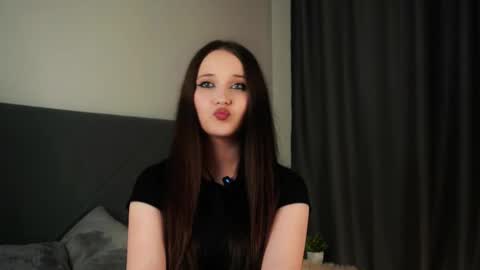 Mia online show from October 22, 1:57 pm