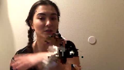 Queen Aria  online show from December 16, 7:10 pm