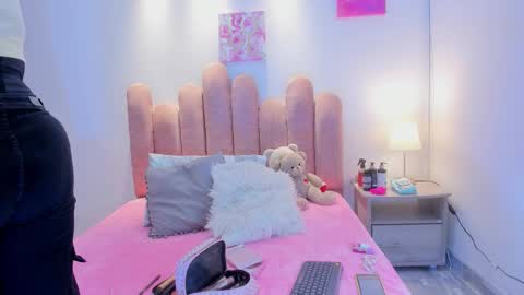 L O V E  online show from February 6, 12:30 pm