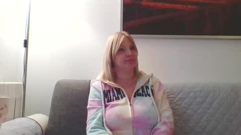 Marlyn online show from December 3, 3:13 pm