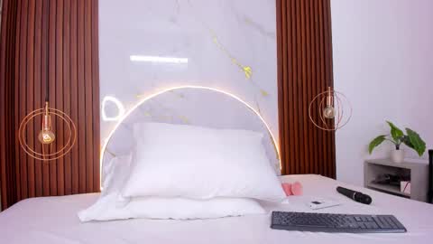 Luci  online show from March 12, 10:35 pm