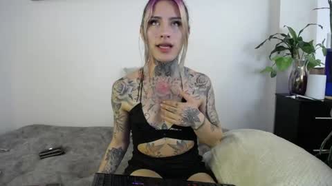 luciiana online show from May 16, 9:02 pm