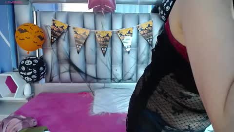 Snapshot of lucy_ny chatting on October 19, 12:43 pm SleepyAbuela online show from October 19, 12:43 pm