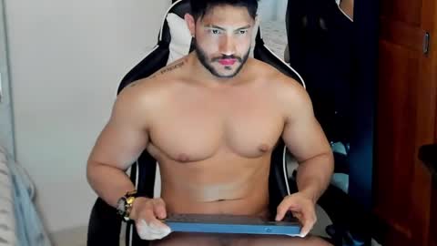 luis_baptista online show from December 1, 10:34 pm
