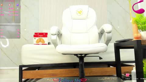 luminous__queen online show from February 12, 11:51 pm