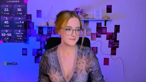 luna_berryy online show from February 25, 9:40 pm