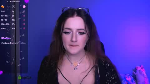 luna_berryy online show from November 19, 9:35 pm