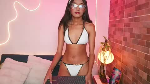 luna_valen online show from April 15, 3:32 am