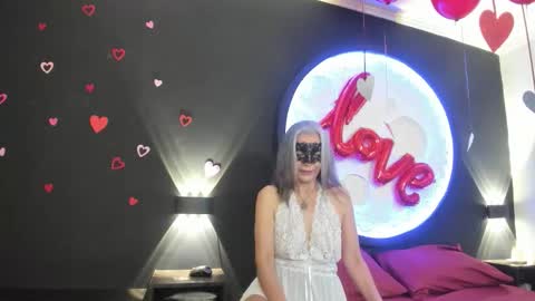 lunamisteriosa_ online show from February 14, 11:57 am