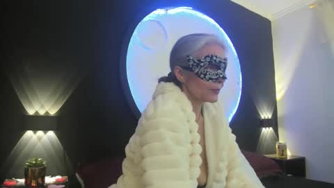 lunamisteriosa_ online show from September 20, 12:30 pm