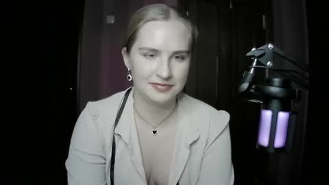 lunamystique_ online show from October 16, 8:18 pm