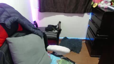 Hello friends Im on another account    online show from March 7, 5:18 am