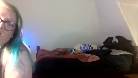 ManicPixiePop online show from May 11, 5:36 am