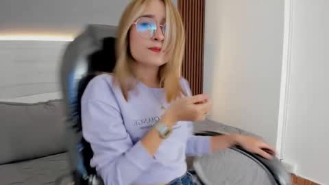 mara_33 online show from December 13, 8:26 pm