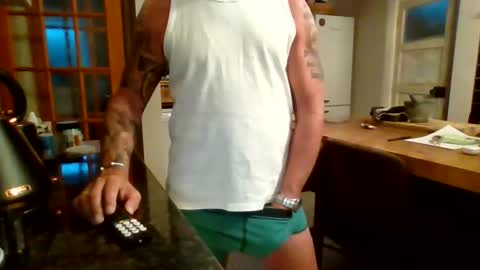 Snapshot of masked_masturbation_couple chatting on October 9, 6:19 am Masked Masturbation Couple online show from October 9, 6:19 am