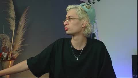 mattias     online show from September 27, 3:48 am