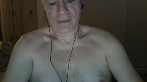 Snapshot of maturehotman chatting on March 10, 5:00 am maturehotman online show from March 10, 5:00 am