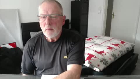 maxifaxi online show from December 5, 11:30 am