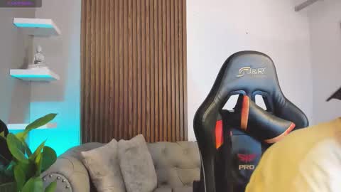 Maximo Wolf online show from March 19, 3:01 am