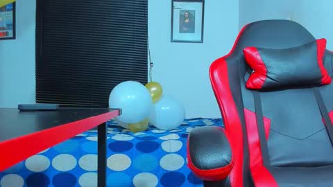 Snapshot of maxowens_oficial chatting on October 19, 6:34 pm MAX online show from October 19, 6:34 pm