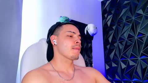 MAX online show from December 13, 7:53 pm