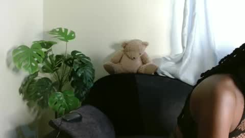 Snapshot of maxxinepetite chatting on October 24, 10:49 am maxxinepetite online show from October 24, 10:49 am