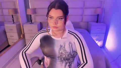 Maxine Minx online show from January 18, 6:00 am