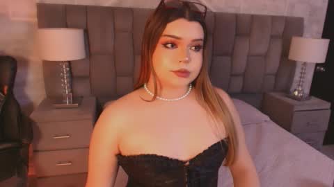 Maxine Minx online show from November 8, 9:45 am