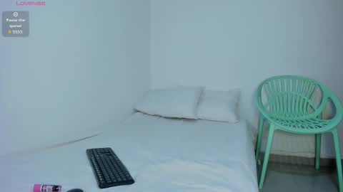Snapshot of maya_graham_ chatting on October 1, 4:55 am Maya online show from October 1, 4:55 am