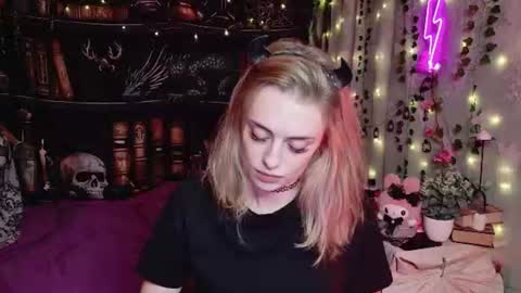 maybe_yours333 online show from August 5, 12:02 pm