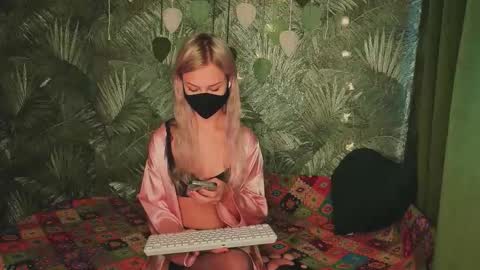 Snapshot of meeeewmeeeeow chatting on October 15, 5:00 am meeeewmeeeeow online show from October 15, 5:00 am