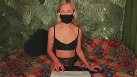 Snapshot of meeeewmeeeeow chatting on October 10, 9:30 pm meeeewmeeeeow online show from October 10, 9:30 pm