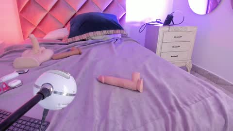 Snapshot of megaraowen_ chatting on February 7, 7:29 am M E G A R A online show from February 7, 7:29 am