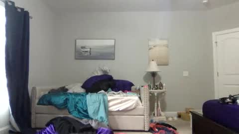 Snapshot of meghanhanx chatting on December 9, 5:52 pm meghan online show from December 9, 5:52 pm