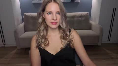 Melanie Bennett online show from December 15, 6:53 am