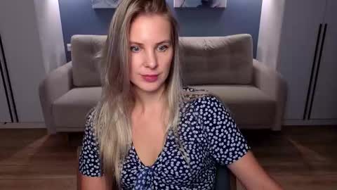 Melanie Bennett online show from November 17, 8:39 am