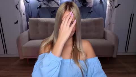 Melanie Bennett online show from October 31, 7:09 am