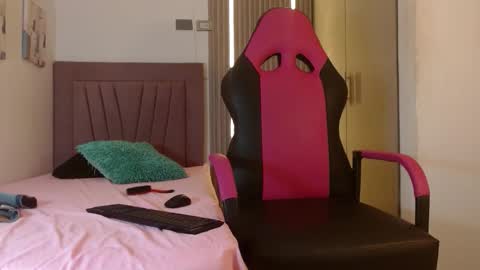 meli_peach online show from October 25, 8:09 pm