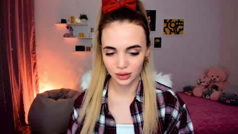 Snapshot of mellifluoustess chatting on December 14, 12:44 am Tessa online show from December 14, 12:44 am